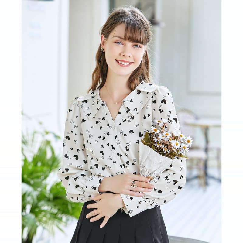 シャツ　レディース ハートちりばめシフォンブラウス