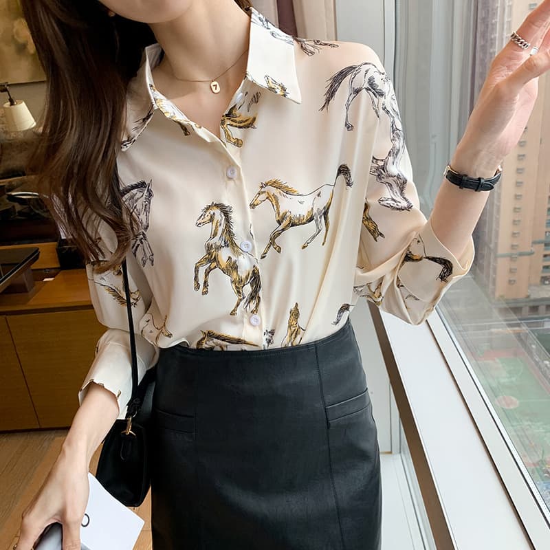 シャツ　レディース 躍動的な馬柄シルエットシャツ