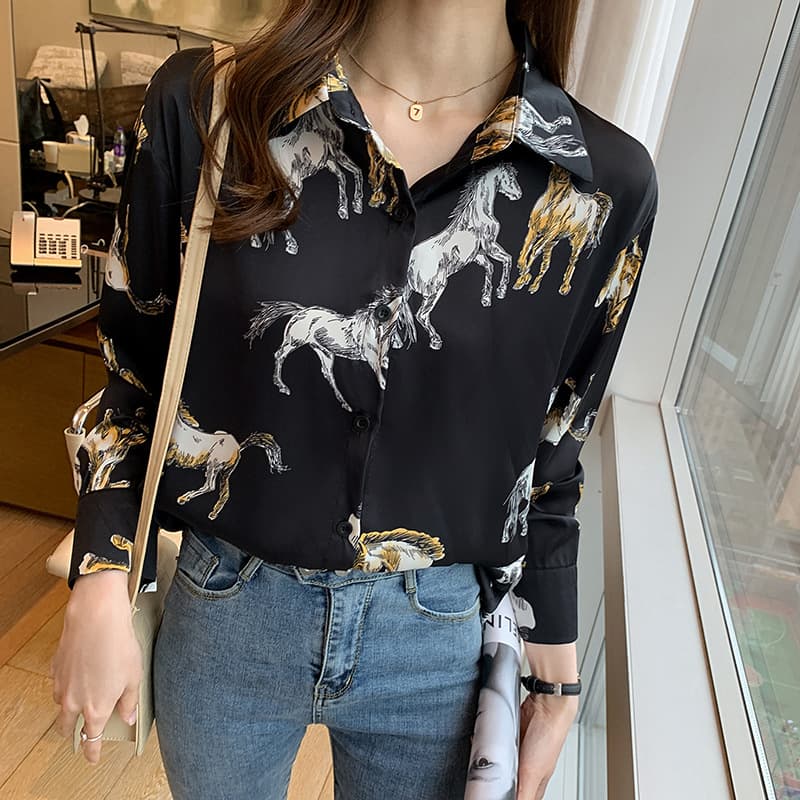 シャツ　レディース 躍動的な馬柄シルエットシャツ